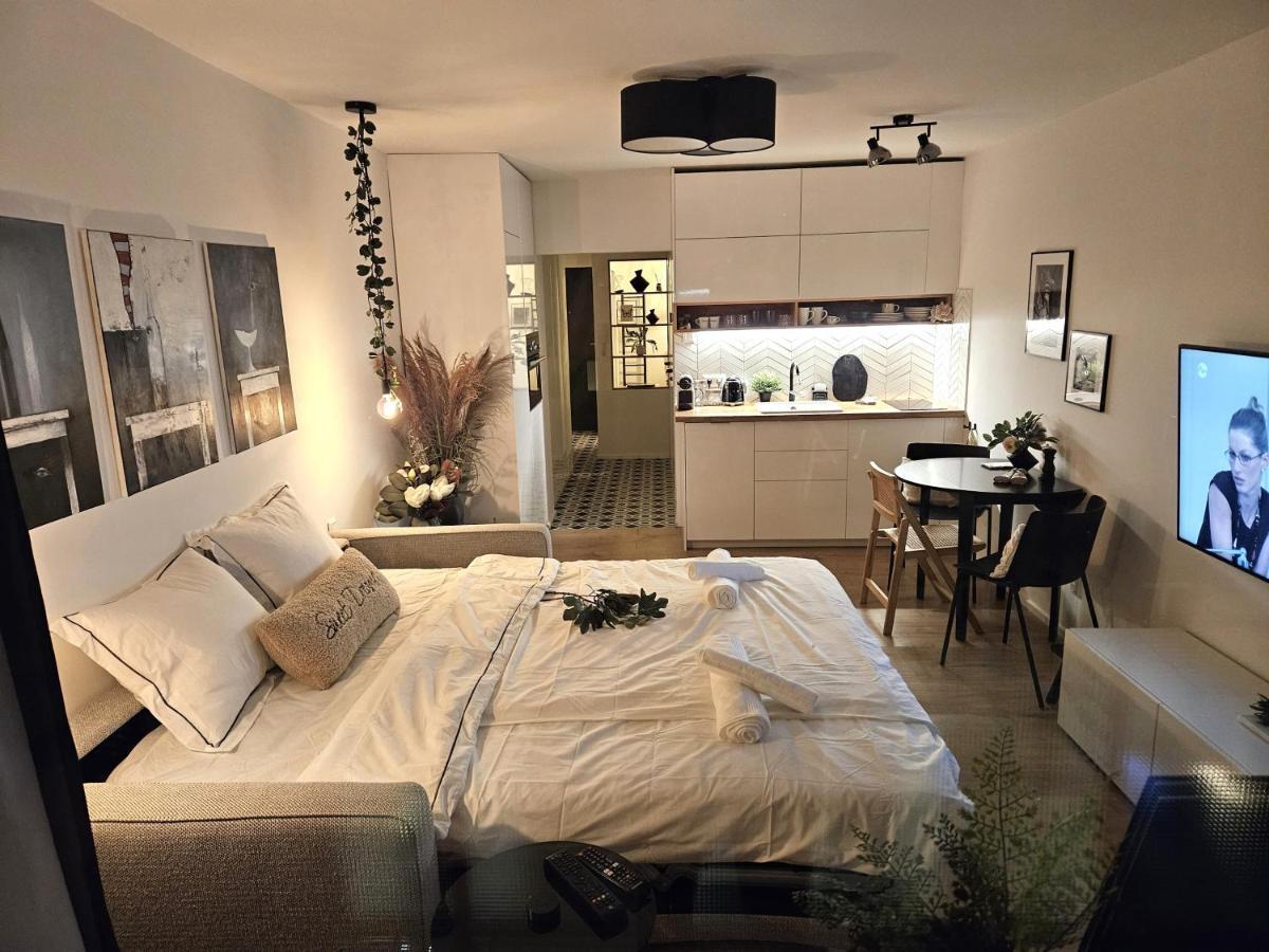 Design Apt In Old Town-Free Parking-Balcony Bratislava Eksteriør bilde