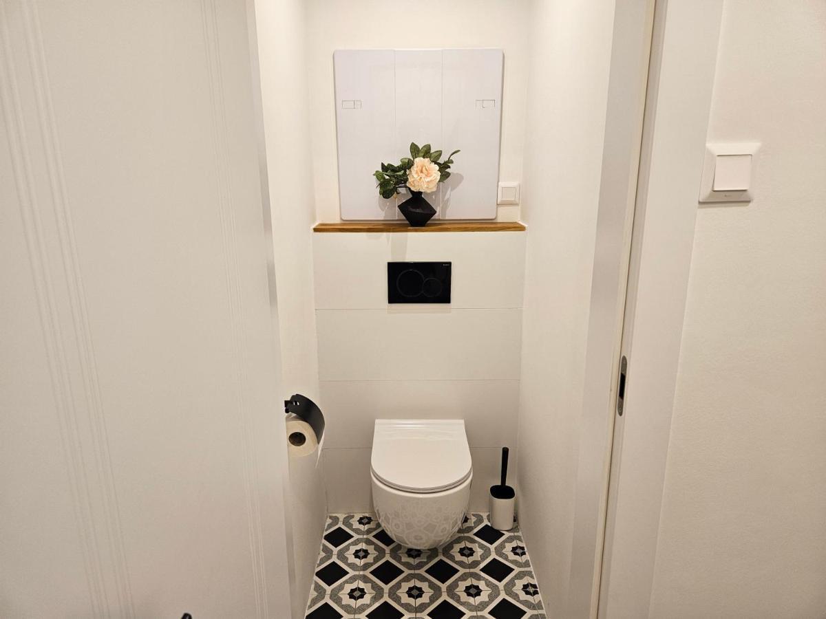 Design Apt In Old Town-Free Parking-Balcony Bratislava Eksteriør bilde